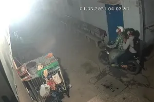 Thản nhiên dùng chĩa chích điện bắn chó ở Củ Chi