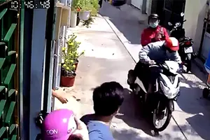 Truy tìm 2 kẻ cướp giật điện thoại của nữ sinh ở TP.HCM