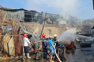 Cháy nhà kho, lan sang dãy trọ ven quốc lộ 50 ở Bình Chánh