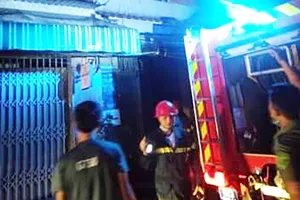 Cháy nhà nghi do thắp nhang, con hẻm náo loạn lúc 23 giờ đêm
