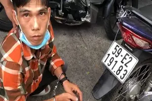 Dùng băng keo đen ‘biến hình’ biển số để qua mặt cảnh sát