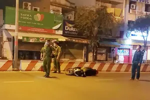 Thanh niên tông dải phân cách, xe máy văng 50m ở Tân Phú