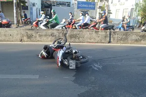 Tìm 2 người bỏ xe máy sau vụ tai nạn ở quận 12