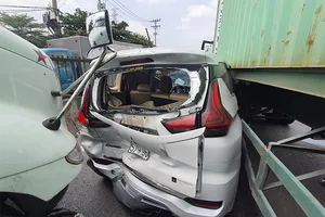 2 container ‘ép’ xe 7 chỗ bẹp dúm trên quốc lộ ở TP.HCM