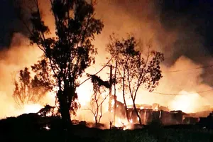 Xưởng gỗ ở Bình Chánh cháy rụi lúc rạng sáng