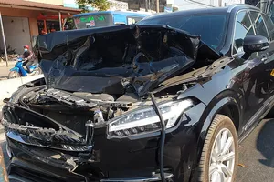 Chiếc xe hạng sang bẹp dúm đầu sau vụ tông liên hoàn 