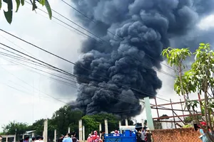 Bình Chánh: Cháy cực lớn bốn nhà xưởng ở Vĩnh Lộc A