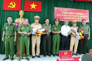 Khen thưởng ‘nóng’ 2 CSGT dẫn đường cho xe chở sản phụ