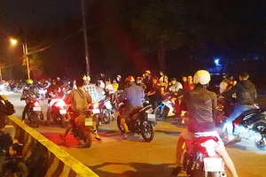 Công an giải tán nhóm tụ tập chạy xe, gây rối 