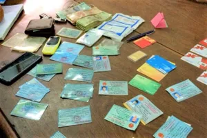 Dùng CMND giả đến ngân hàng xin đổi chữ ký để chiếm đoạt tiền