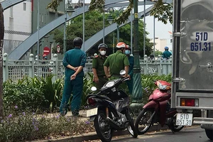 Thi thể 1 người đàn ông đang phân hủy trôi ở kênh Tân Hóa