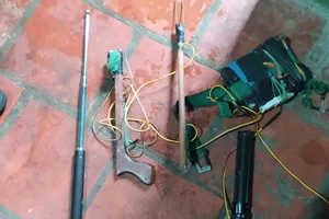 Tang vật gồm nhiều chĩa điện bắt chó bị công an phát hiện. Ảnh: NT