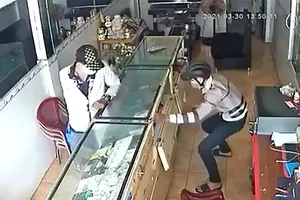 Trộm dùng kìm cộng lực bẻ khóa, trộm tài sản giữa ban ngày