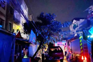 Bình Tân: Chập ổ điện gây cháy nhà, 4 người bị mắc kẹt