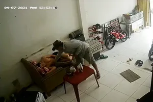 Camera ghi cảnh đè điện thoại khi ngủ trong nhà vẫn bị trộm