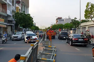 Xe Mercedes tông văng dải phân cách thép