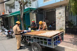 Sau khi 'cù nhây’ với CSGT, người vi phạm bỏ luôn phương tiện