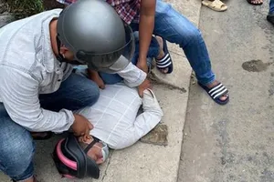 Cô gái bị giật điện thoại phóng xe tông ngã nhóm 'cản địa'