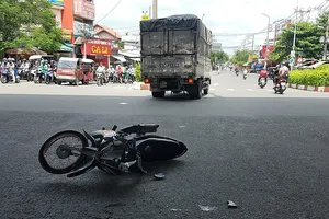 Tông thẳng vào hông xe tải, người đàn ông trọng thương