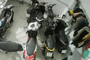 Nhóm trộm cầm bình xịt hơi cay, lấy 3 xe máy ở phòng trọ