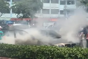 Ô tô BMW bốc cháy trên đường Phạm Văn Đồng
