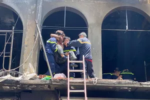 Cháy chung cư ở quận 1, nhiều người mắc kẹt