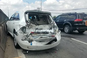 Tông xe liên hoàn trên QL1, đoạn qua Bình Tân do thùng mút xốp