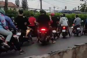 'Quái xế' chặn QL22 đua xe vào sáng 3-5