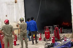 Cháy lớn phim trường sau tiếng nổ ở đường Nguyễn Văn Quá