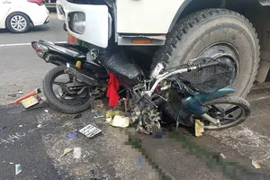 Xe ben lao vào các công nhân trải nhựa đường ở quận Bình Tân