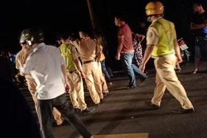 CSGT bị 'quái xế' tông gãy 2 chân, 1 dân quân gãy 1 chân