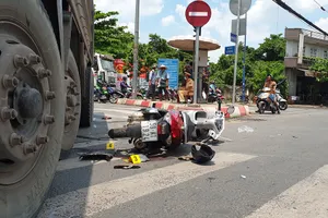 Xe máy va chạm xe ben: 2 người nhập viện