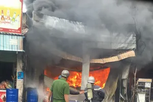 Cửa hàng sơn cháy nổ dữ dội, hàng xóm sơ tán 