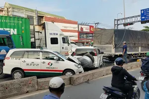 Tông liên hoàn 5 xe ở đèn đỏ, giao thông ùn ứ