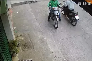 Giật điện thoại iPhone 12 rồi nhắn tin để lừa chuyển khoản