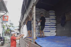 Bắt quả tang 150 tấn đường nghi nhập lậu vào TP.HCM