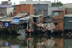 8 căn nhà bất ngờ sập xuống Kênh Đôi quận 8