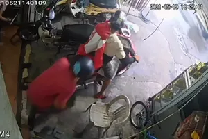 Dàn cảnh hút thuốc lào để trộm ắc quy