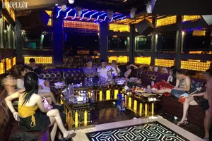 Dân bay lắc ở karaoke Victory bị đưa lên phường lúc 3 giờ sáng
