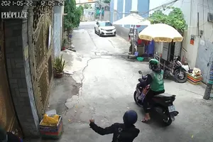 2 thanh niên dàn cảnh vờ hỏi tìm người để cướp giật