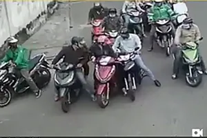 Bắt 5 thành viên nhóm dàn cảnh va chạm, móc túi cả trăm triệu