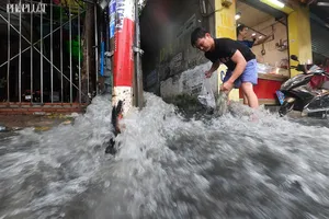 TP.HCM: Mưa lớn kéo dài, nhiều tuyến đường thành sông