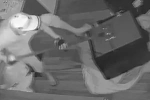 Kẻ trộm két sắt leo mái nhà bỏ chạy khi bị phát hiện