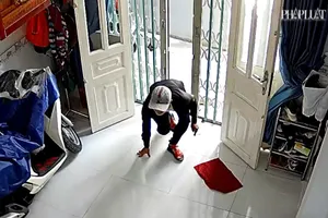 Camera ghi cảnh trộm lẻn sau lưng người phụ nữ để trộm