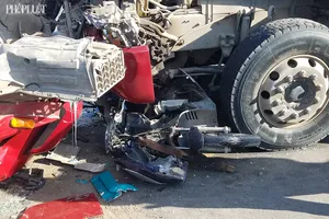 Xe đầu kéo chở trụ bê tông cuốn xe máy vào gầm ở Bình Chánh