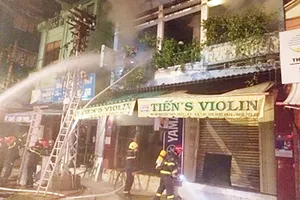 Giải cứu thành công bốn người kẹt trong nhà cháy lúc rạng sáng