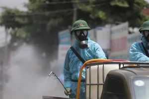 Quân khu 7 đưa 5 xe đặc chủng xịt khử khuẩn ở quận 12