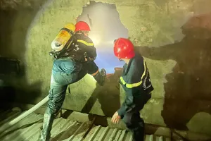 Cảnh sát đục tường dập lửa vụ cháy làm 3 người thương vong ở Tân Phú