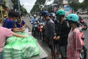 Tặng suất cơm nóng, ổ bánh mì… đầy nghĩa tình trong tâm dịch