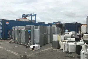 Cán bộ công an chống buôn lậu bị bắt đã buôn hàng cũ, cấm nhập